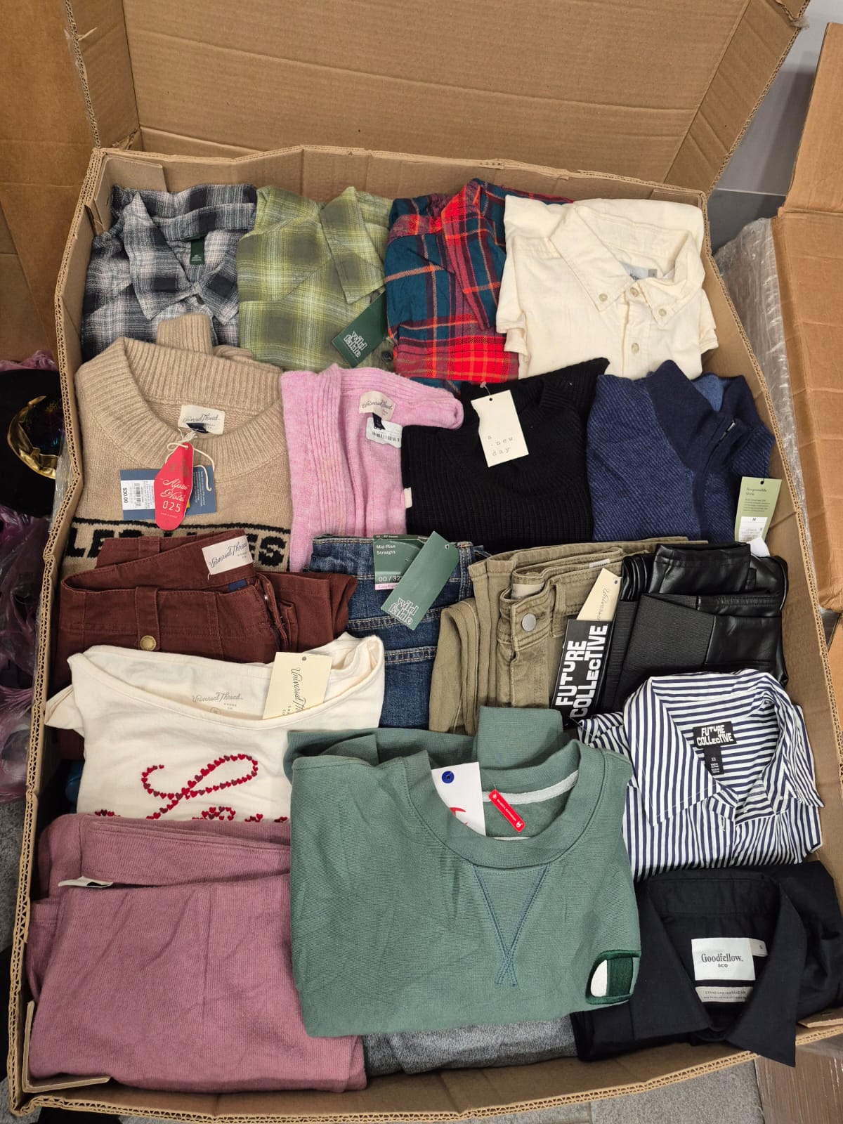 Lote de Ropa Dama, Caballero e Infantil Original USA – 150 Piezas